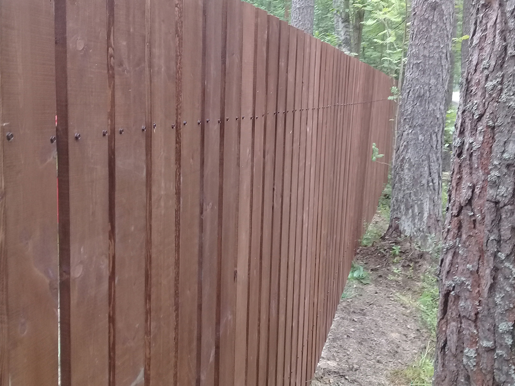 Забор из деревянного штакетника для ограждения территории